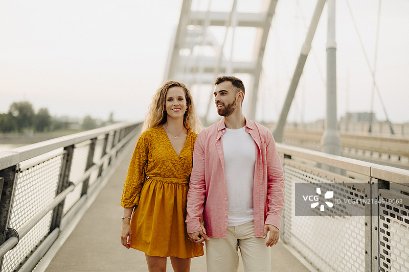 年轻情侣在户外享受乐趣的照片图片素材