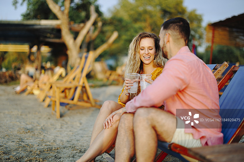 年轻情侣在海滩上享受夏日时光图片素材