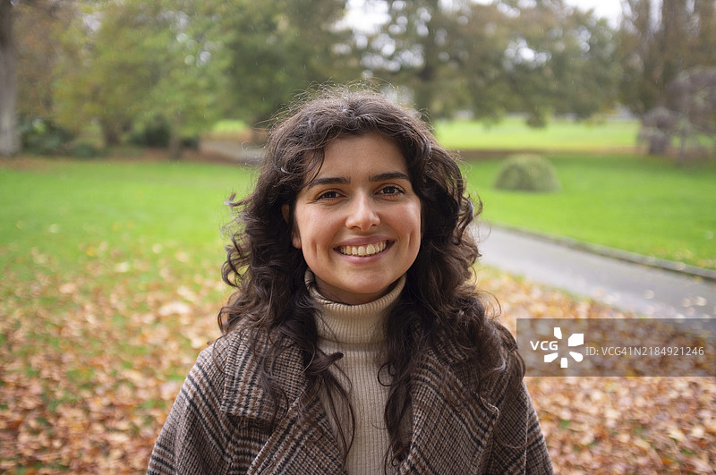 积极时尚的秋季肖像图片素材