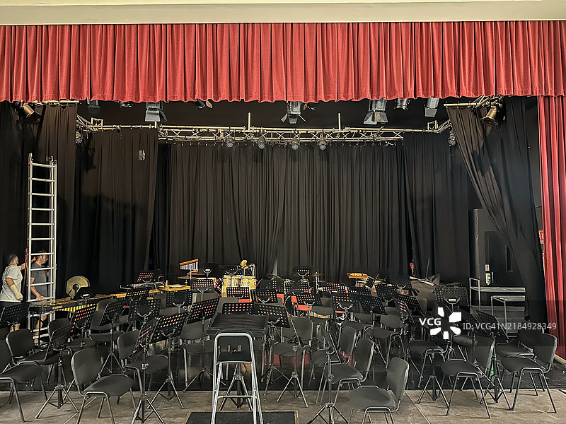 技术人员正在为音乐会准备剧院舞台图片素材