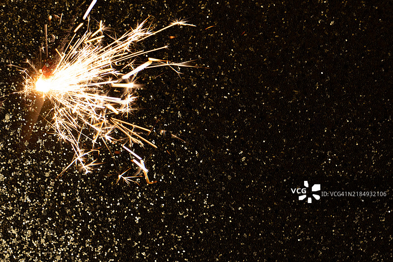 鲜艳的烟花在黑色背景下绽放图片素材