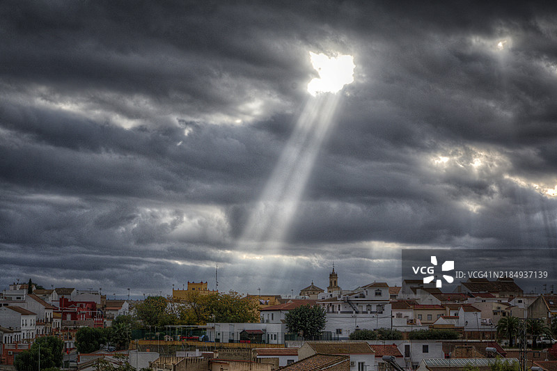 云间的阳光图片素材