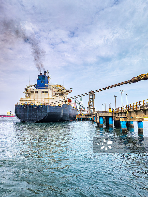 一艘液化石油气运输油轮在印度某港口的码头卸载液化石油气,以便在印度城市进行分配。图片素材