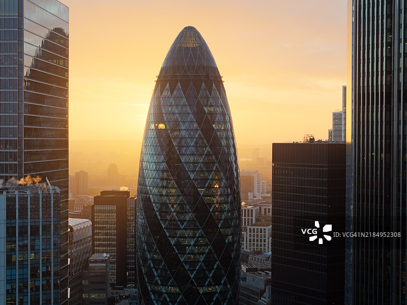 伦敦夜晚的黄瓜塔图片素材