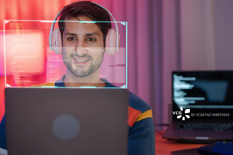 在家办公的西班牙裔拉丁男性软件工程师进行软件项目开发、分析和确保可靠性。图片素材