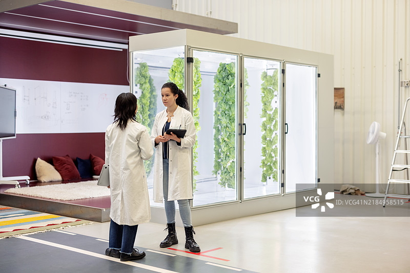 研究人员在先进的垂直农场中合作进行植物开发图片素材