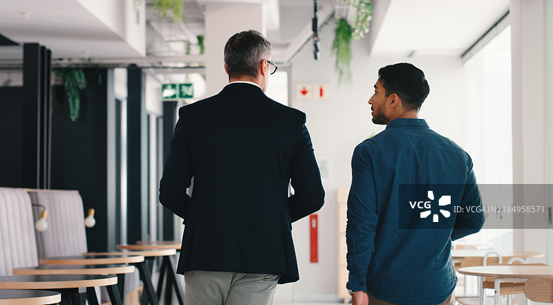 在企业工作场所与经理和员工一起走动，进行工作影子体验。招聘、入职或欢迎，商务人士与导师在办公室进行公司信息或参观。图片素材