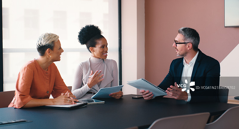 文件、讨论和商务人士与预算、研究和财务建议的交流。会计师、女性和成熟的专业人士手持纸张、公司收入或账簿报告以进行审计。图片素材