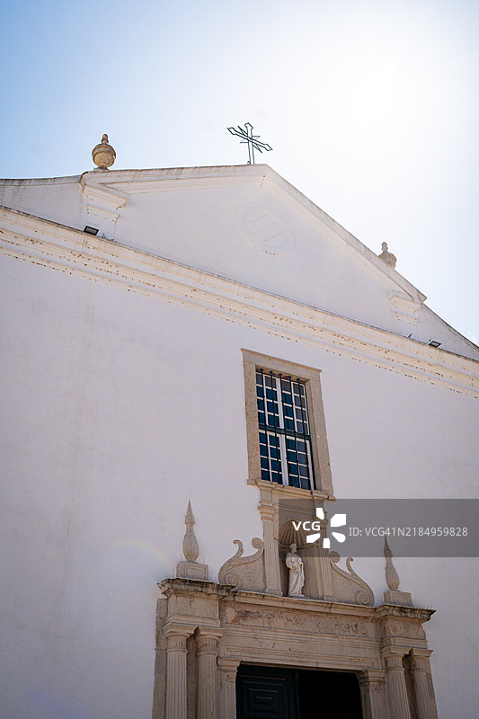 永恒的优雅 一座顶上有钟的白色建筑图片素材