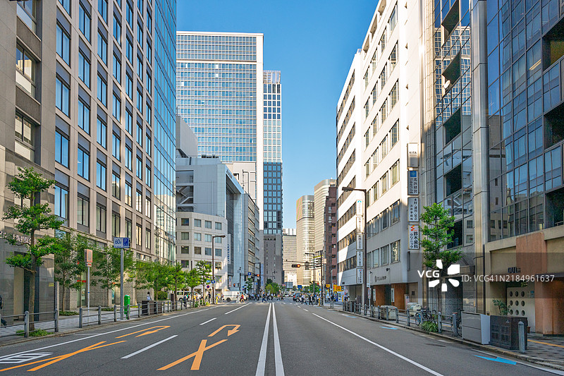 日本大阪的办公大楼和空旷的道路图片素材