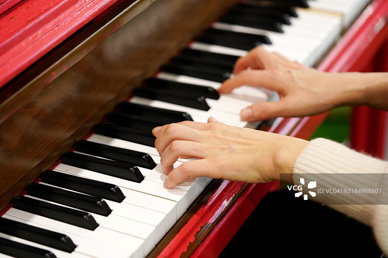 钢琴演奏者的手部特写图片素材