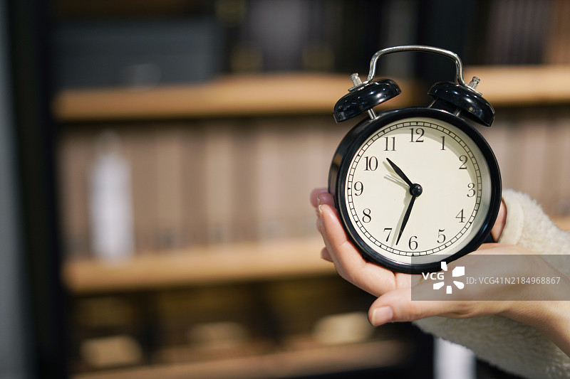 一只女性的手握着一只古老的钟表图片素材