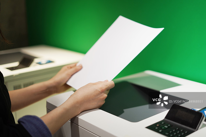 商务女性在使用复印机的特写镜头图片素材