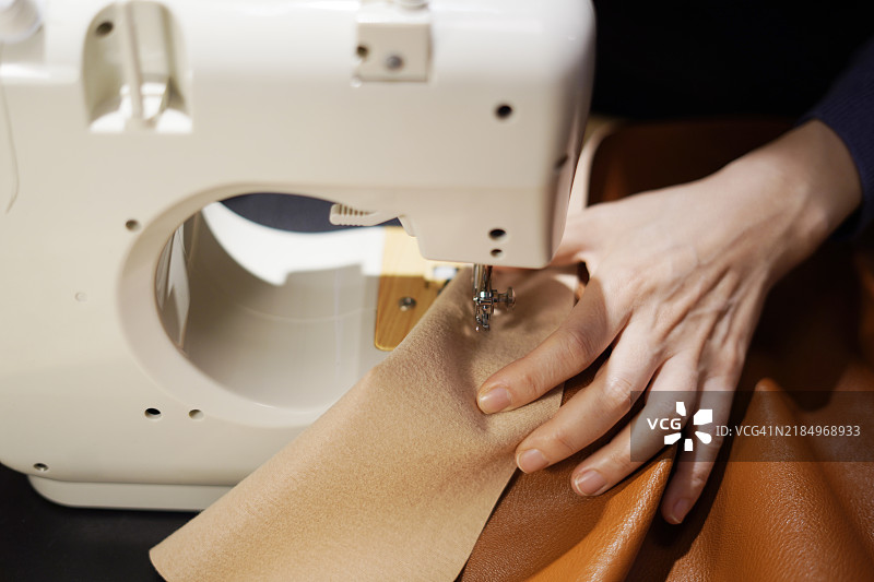 皮革缝纫工作 - 在缝纫机上的手工制作图片素材