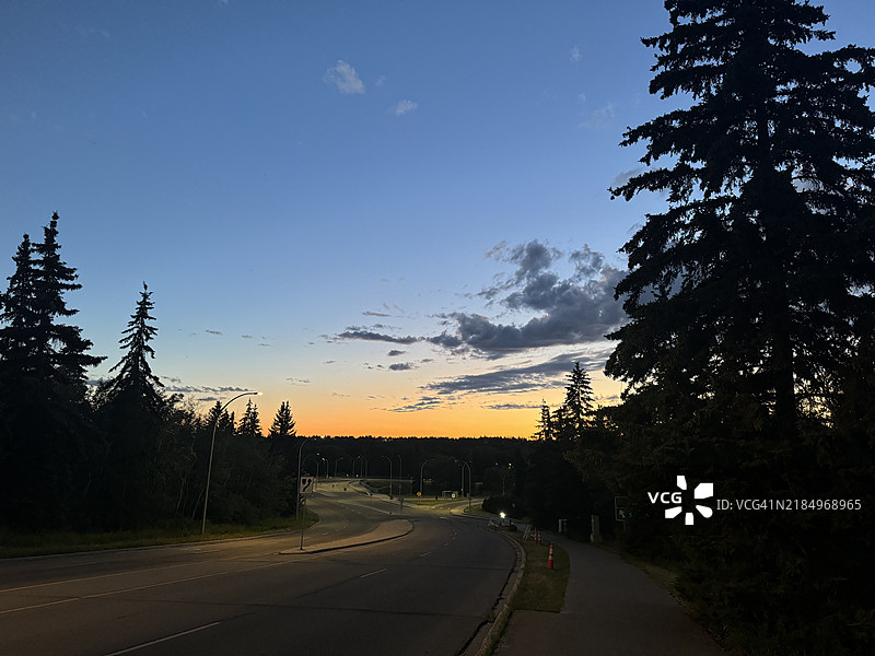 日落时分，空旷的道路与天空，埃德蒙顿，阿尔伯塔，加拿大图片素材