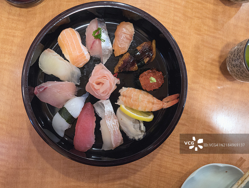 高角度视图的碗中寿司放在桌子上图片素材