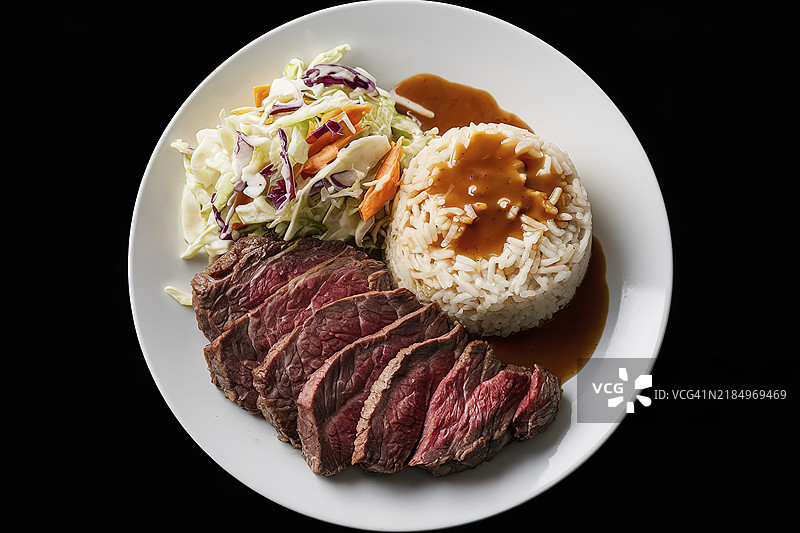 一块中间带粉色的多汁牛排，一堆卷心菜沙拉，以及浇有肉汁的熟白米饭。图片素材