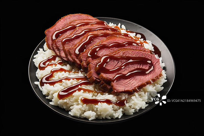 一盘薄切的熏牛肉、白米饭和照烧酱的照片图片素材
