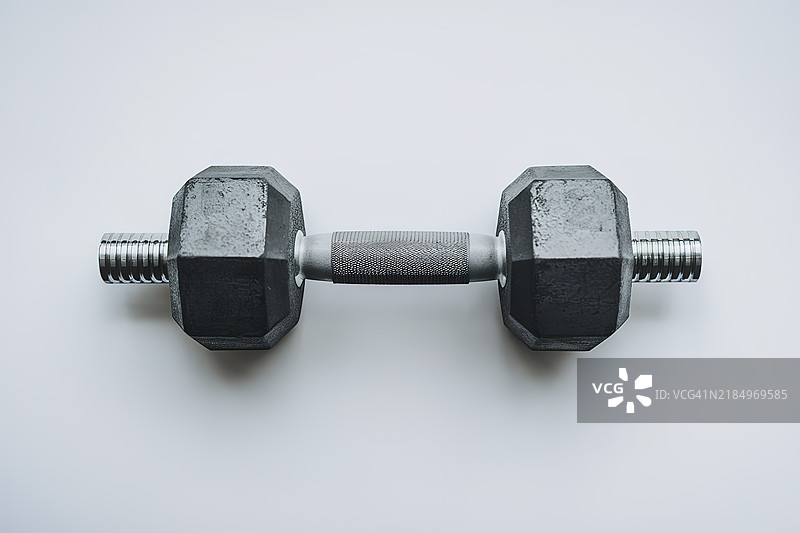一个哑铃放在白色背景上图片素材