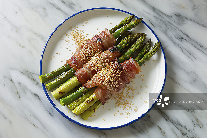 一盘烤培根裹芦笋的照片图片素材