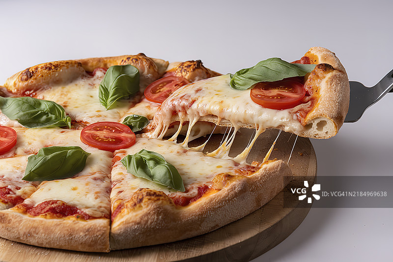 一块美味的披萨放在木板上图片素材