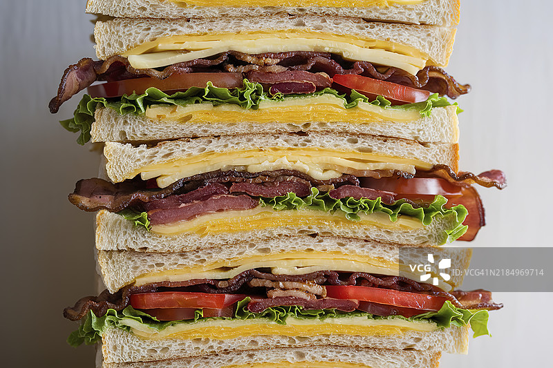 白色背景下的三明治特写图片素材