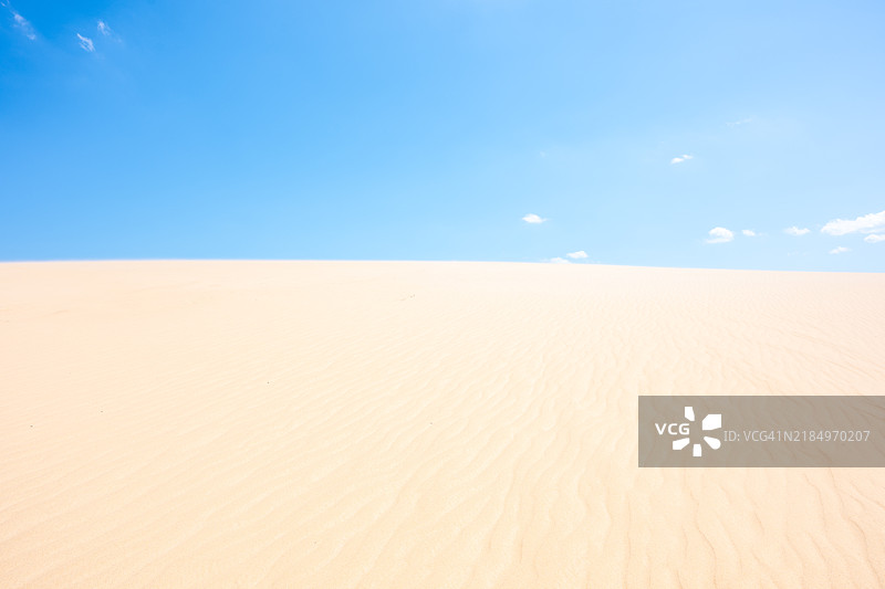 博利维亚圣克鲁斯的沙漠美景与蓝天相映。图片素材
