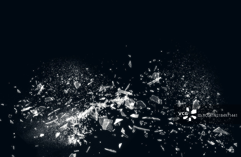 黑色背景上的破碎玻璃展示了碎玻璃的抽象纹理，细节丰富。该图像非常适合用作背景、纹理或抽象艺术项目。图片素材