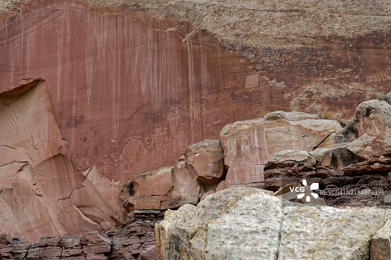 美国犹他州韦恩县卡皮托尔礁国家公园的纳瓦霍砂岩上的岩刻图片素材