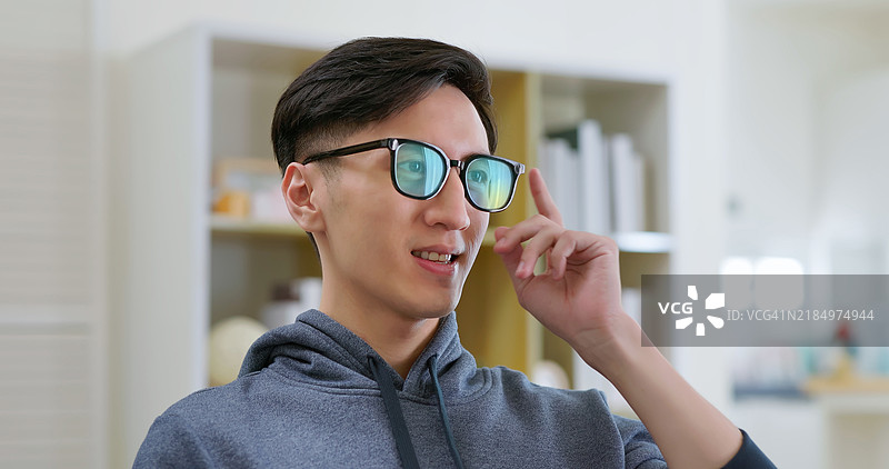 戴着增强现实眼镜的男人图片素材