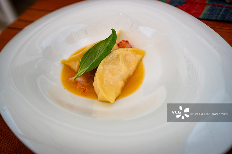 极简主义烹饪艺术：洁白盘子上的小份美食图片素材