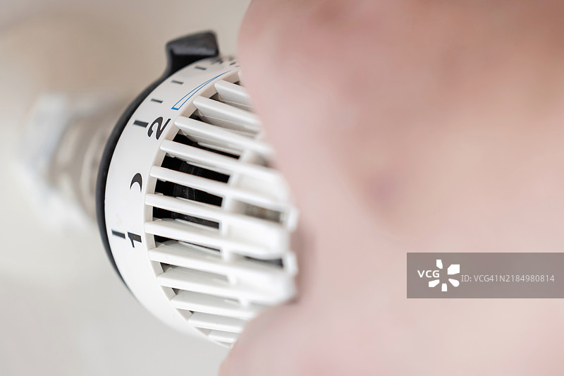 人手调节加热器上的温控器图片素材