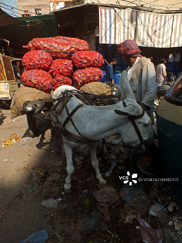时钟塔周围的市场图片素材