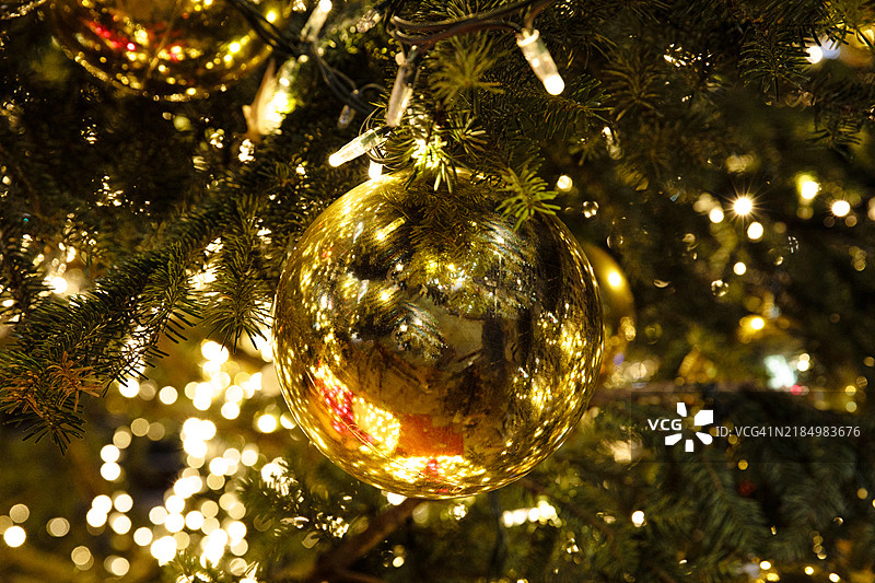 金色圣诞球和圣诞灯光的背景图片素材