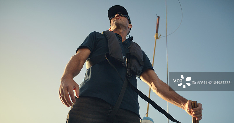 航海，船长与男子在船上冒险，夏季假期和海边旅行。乘船、游轮和海洋假期，人与游艇享受自由、奢华和海洋旅游。图片素材