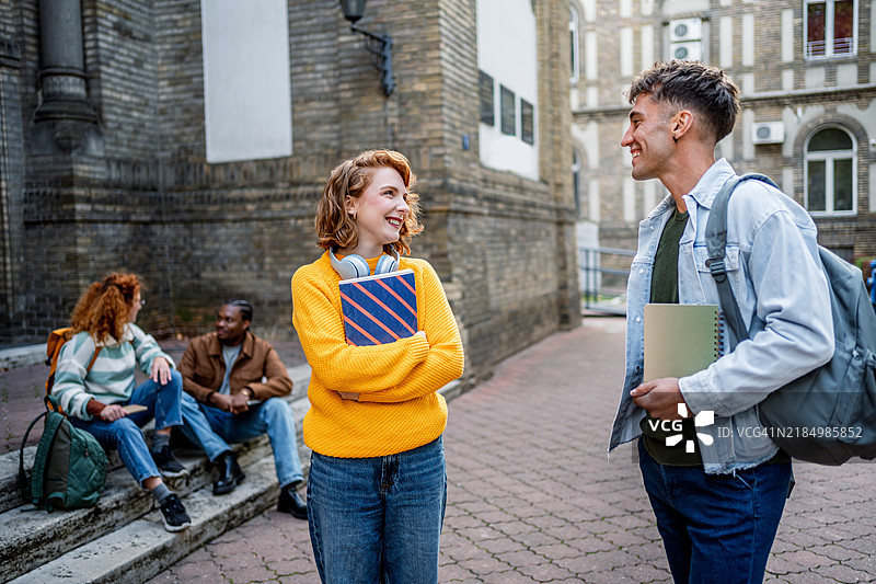 愉快的学生们在轻松地聊天图片素材