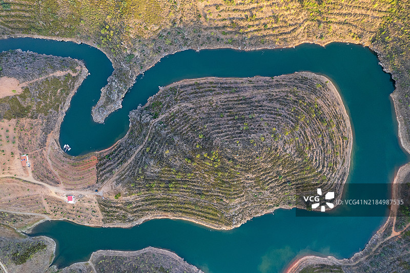 惊人的萨博尔湖抽象风景，位于葡萄牙特拉斯-奥斯-蒙特斯。无人机视角。图片素材