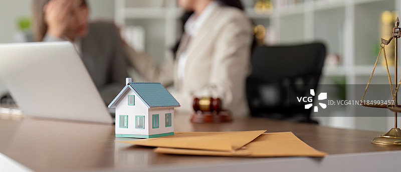 办公室内多位女性律师进行房地产咨询图片素材