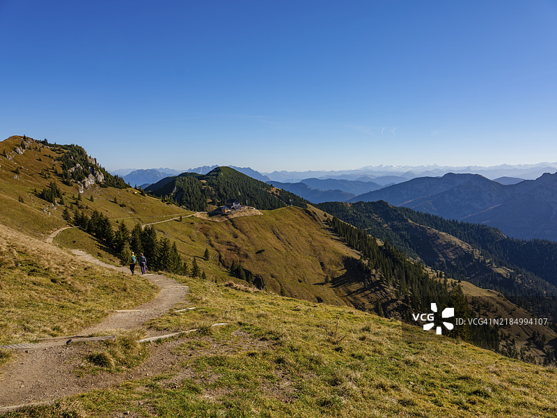 罗特万地区的远足小径，中央是罗特万小屋，背后是高塔恩山脉，曼格法尔山脉，斯皮茨廷湖，上巴伐利亚，巴伐利亚，德国，欧洲图片素材