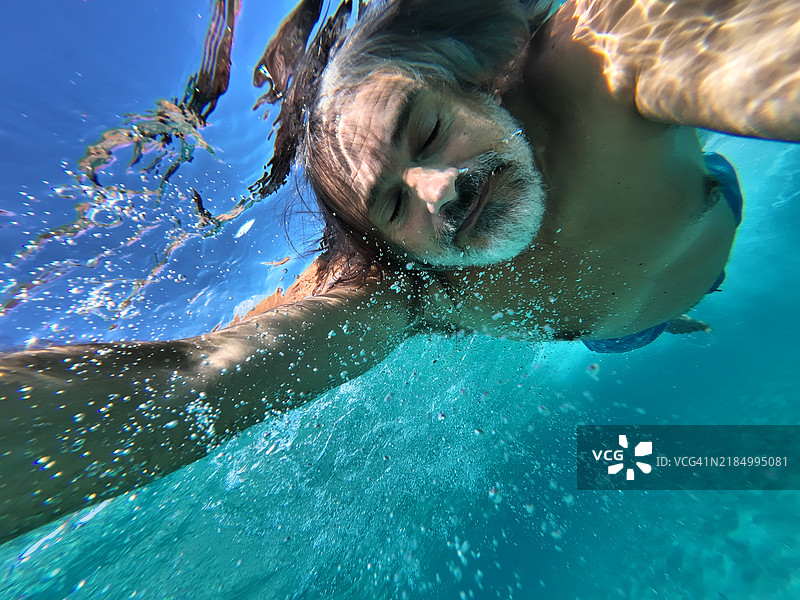 成熟男性在意大利萨伦托游泳图片素材