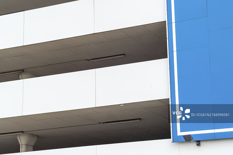 现代建筑外立面，带有蓝色装饰元素，德国北莱茵-威斯特法伦州博特罗普，欧洲图片素材