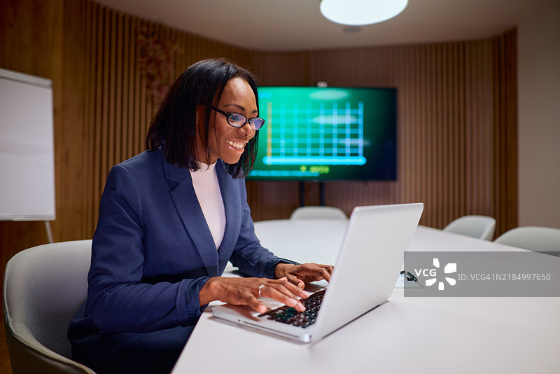 自信的女商人在现代办公室环境中进行演示图片素材