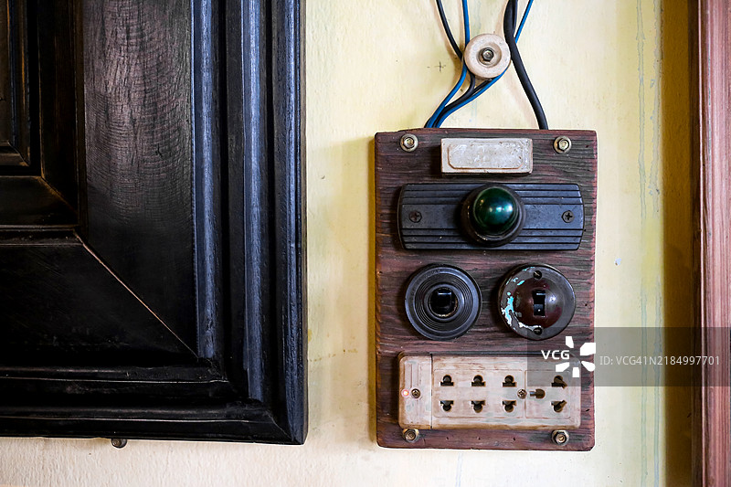 越南中部的复古电气控制面板图片素材