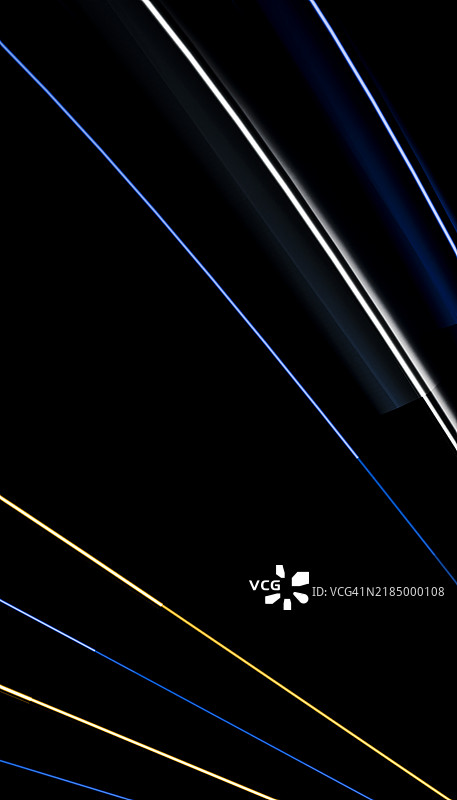 低角度视图下，前景中一组彩色线条在黑色背景上呈现三维图像。图片素材