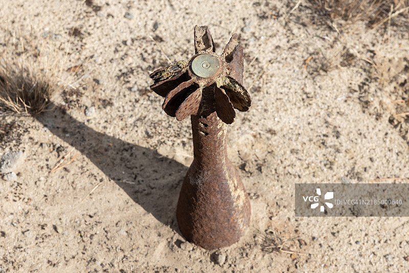 手榴弹卡在地面上图片素材