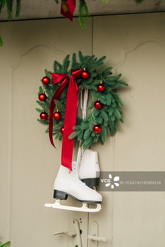假日装饰 白色花样滑冰鞋 圣诞花环 户外图片素材