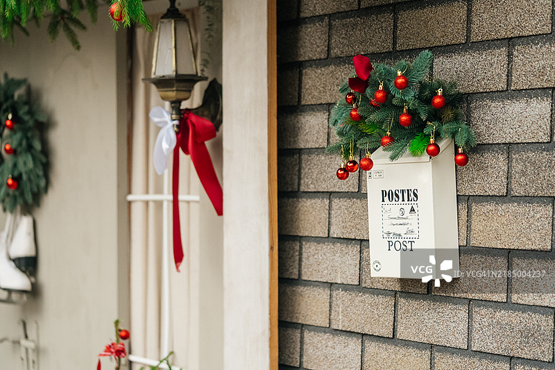 白色邮箱上挂着圣诞花环图片素材