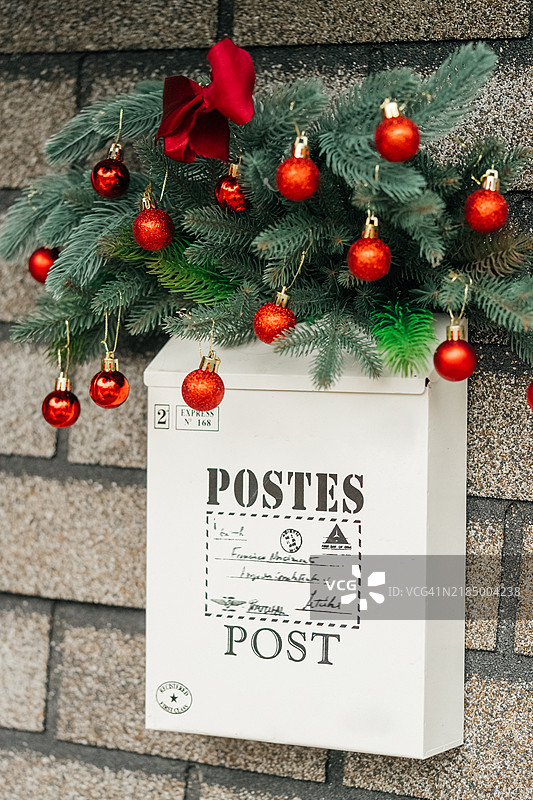 白色邮箱上挂着圣诞花环图片素材