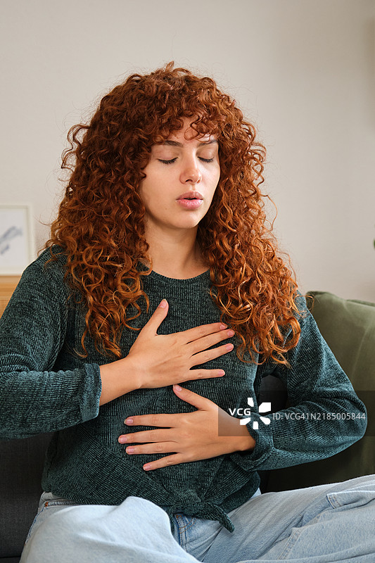 年轻女性在家练习深呼吸练习图片素材