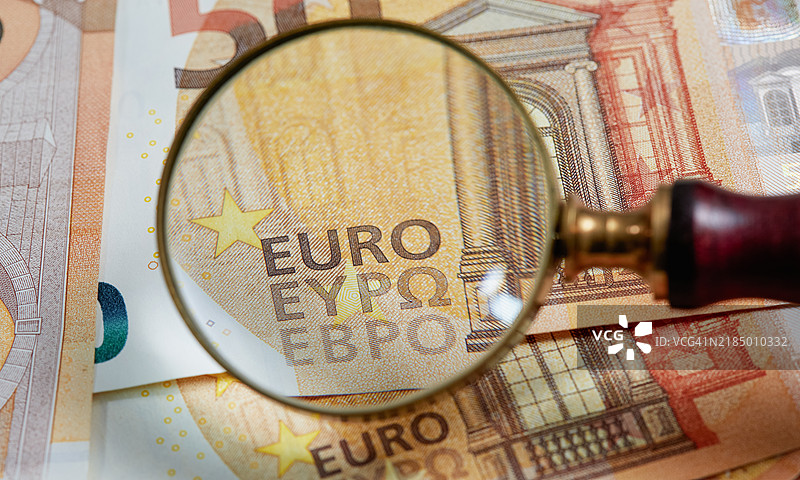 在放大镜下的欧元货币图片素材